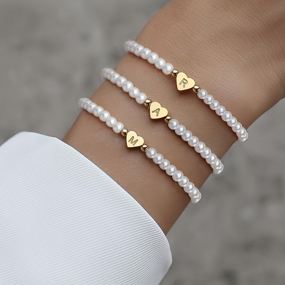Damen Perlenarmband - Goldfarbener Herz-Buchstaben-Anhänger