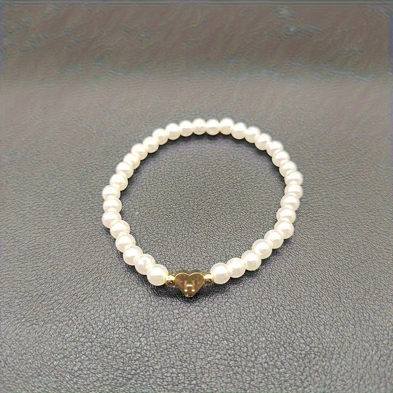 Damen Perlenarmband - Goldfarbener Herz-Buchstaben-Anhänger