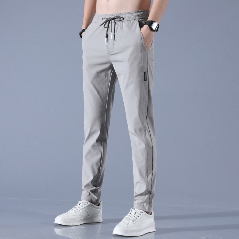 Herren Leichte Stretch-Jogginghose - Schmal zulaufende Passform mit Kordelzug