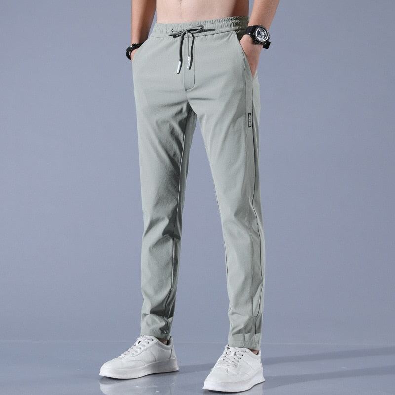 Herren Leichte Stretch-Jogginghose - Schmal zulaufende Passform mit Kordelzug
