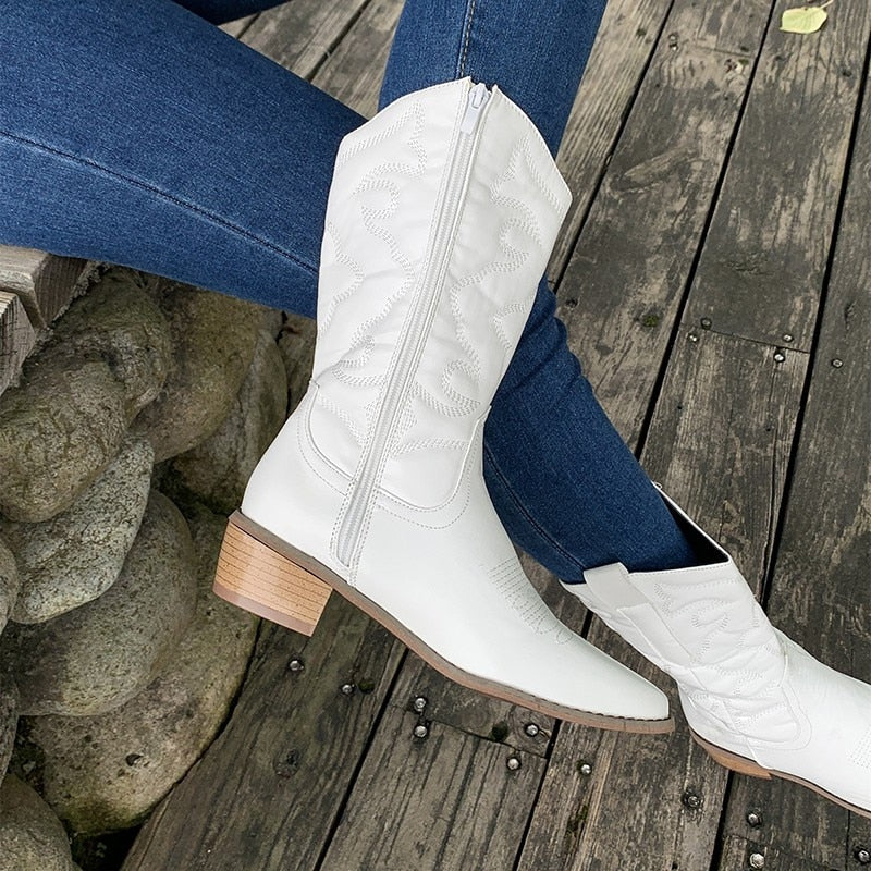 Damen Cowboystiefel in Metallic-Optik – Mit Stickerei-Detail