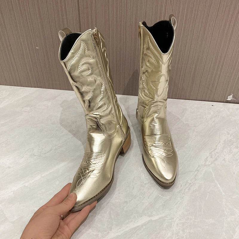 Damen Cowboystiefel in Metallic-Optik – Mit Stickerei-Detail