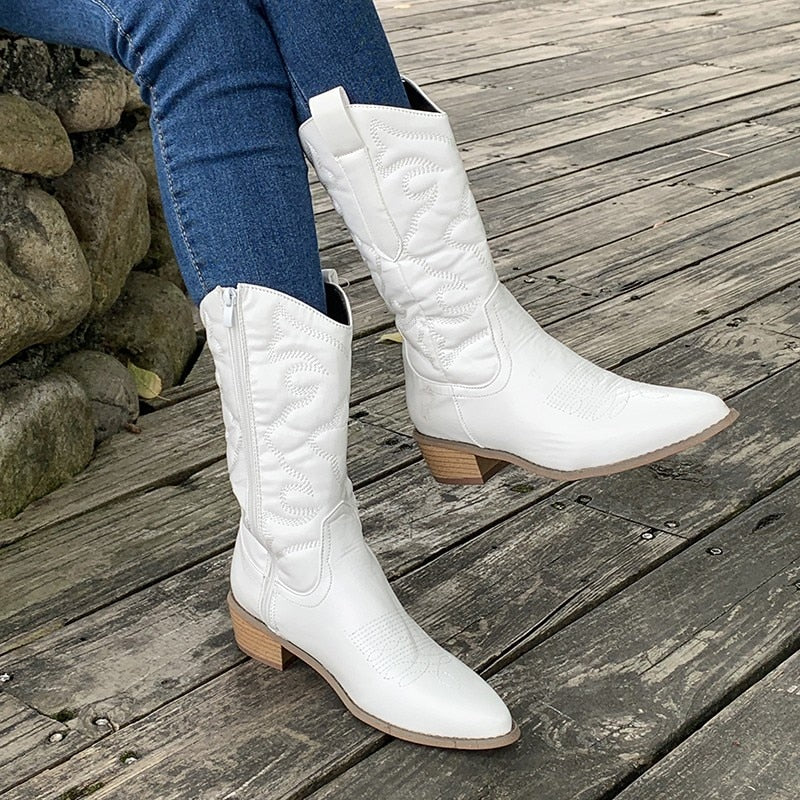 Damen Cowboystiefel in Metallic-Optik – Mit Stickerei-Detail