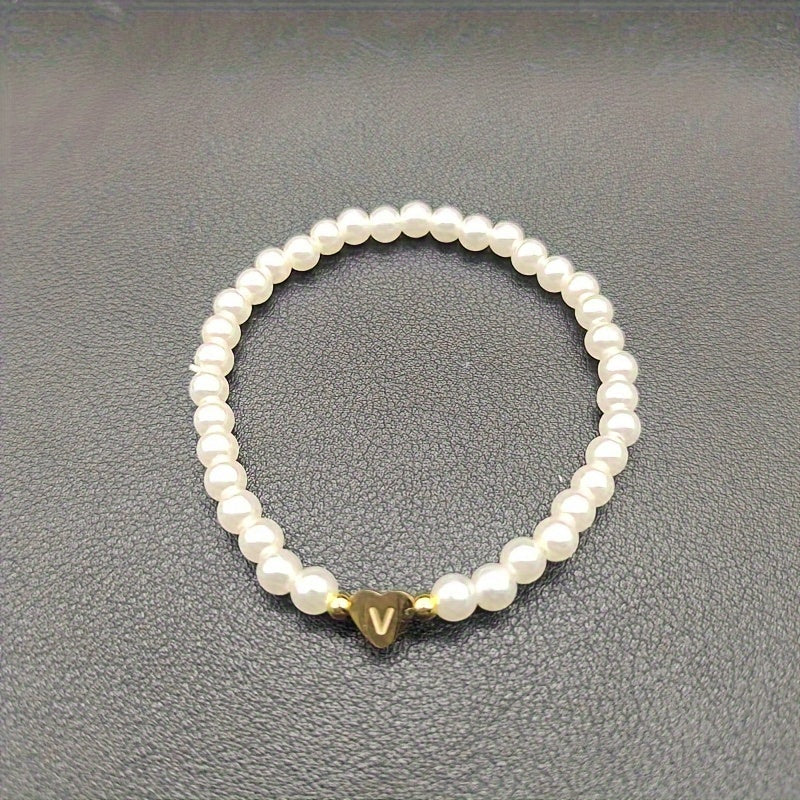 Damen Perlenarmband - Goldfarbener Herz-Buchstaben-Anhänger
