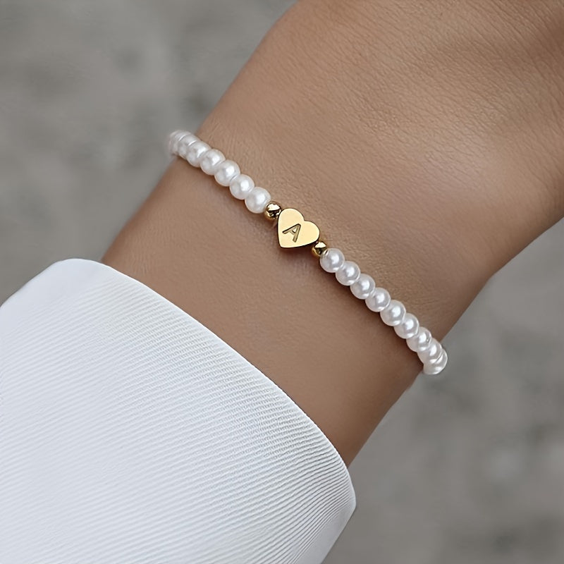Damen Perlenarmband - Goldfarbener Herz-Buchstaben-Anhänger