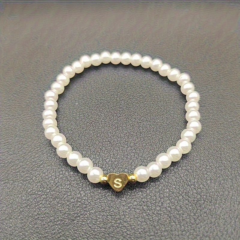 Damen Perlenarmband - Goldfarbener Herz-Buchstaben-Anhänger