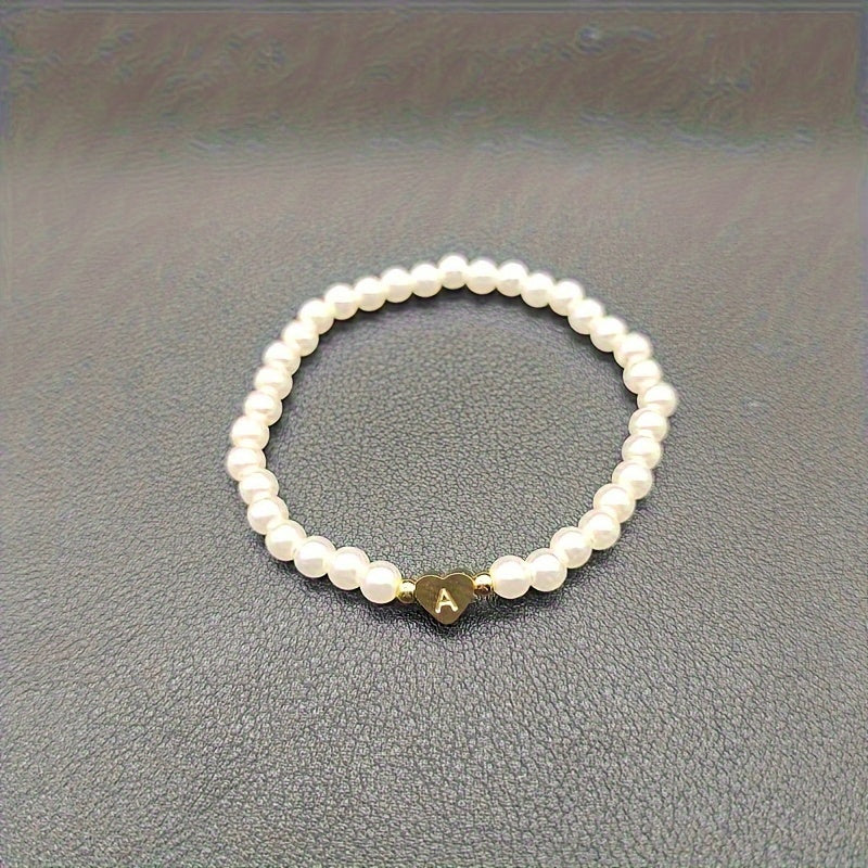 Damen Perlenarmband - Goldfarbener Herz-Buchstaben-Anhänger