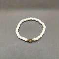 Damen Perlenarmband - Goldfarbener Herz-Buchstaben-Anhänger