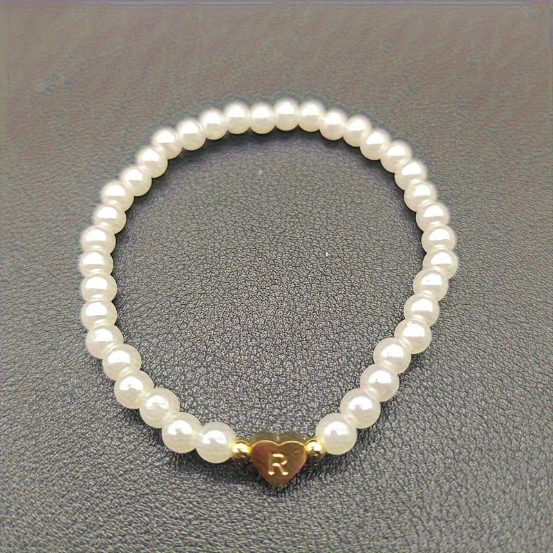 Damen Perlenarmband - Goldfarbener Herz-Buchstaben-Anhänger